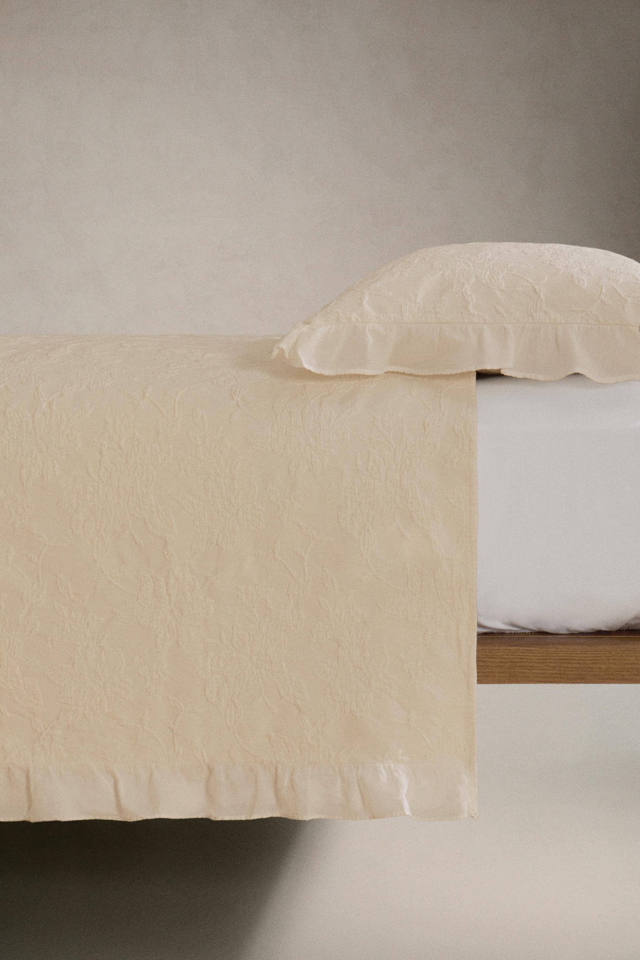 JACQUARD BEDSPREAD WITH RUFFLES
